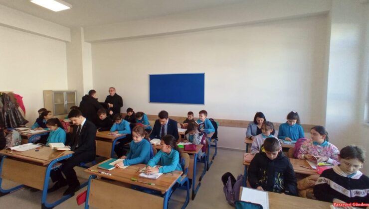 Öğrenciler yeni okullarında ilk dersi Vali, Kaymakam, belediye başkanıyla yaptı