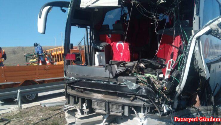 Bozüyük’te yolcu otobüsü bariyerlere çarptı; 14 yaralı