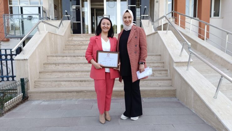 Pazaryeri İlçesinin ilk kadın meclis üyesi Büşra Kanat mazbatasını aldı