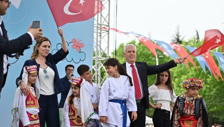 Bursa’da çocuklar bayramın tadını çıkarttı