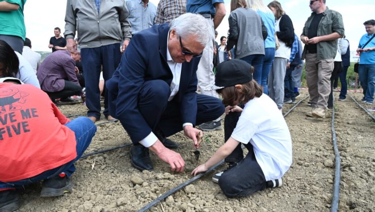 “BİZ ÜRETMEYE DEVAM EDİYORUZ” PROJESİ KAPSAMINDA SEBZE VE MEYVE FİDELERİ TOPRAKLA BULUŞTU