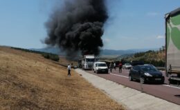 Yalova’da kamyonla çarpışan kamyonet alev alev yandı