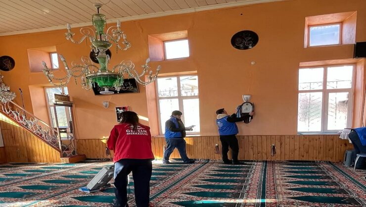 Bilecik’te gönüllü gençlerden alkışlanacak hareket! Her hafta başka bir camii temizliği yapıyorlar