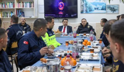 Bilecik Valisi Aygöl, jandarma personeliyle iftar yaptı