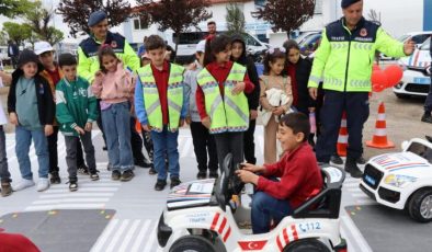 Minik Yürekler Büyük Kahramanlarla Buluştu! Pazaryeri’nde 500 Öğrenciye Jandarma Dolu Bir Gün!