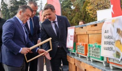 BİLECİK’TE ARICILIK DESTEK PROGRAMI CUMHURİYET MEYDANI’NDA GERÇEKLEŞTİRİLDİ