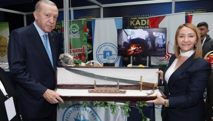 Cumhurbaşkanı Erdoğan’a kılıç hediye etti