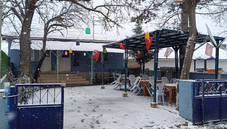 Meteoroloji Uyarmıştı: Pazaryeri Beyaza Büründü, Mevsimin İlk Karı Düştü