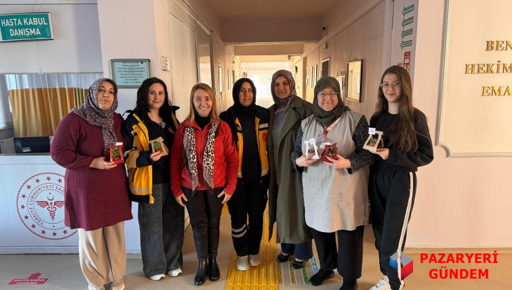 Kadın Başkandan Anlamlı Jest: Pazaryeri’nde Kadınlara Çiçekli Kutlama