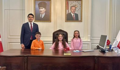 MİNİK YÜREKLER DEVLET YÖNETTİ: PAZARYERİ’NDE 23 NİSAN’DA ANLAMLI TABLO