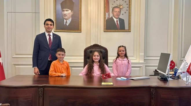 MİNİK YÜREKLER DEVLET YÖNETTİ: PAZARYERİ’NDE 23 NİSAN’DA ANLAMLI TABLO