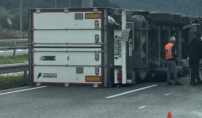Bozüyük’te kontrolden çıkan tır devrildi.