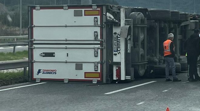 Bozüyük’te kontrolden çıkan tır devrildi.