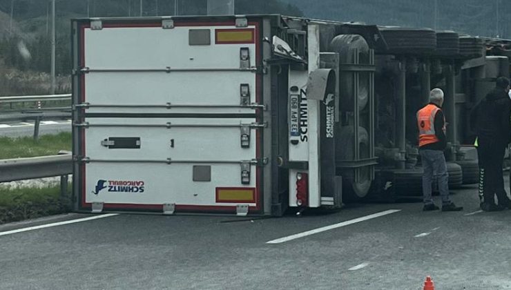 Bozüyük'te kontrolden çıkan tır devrildi.