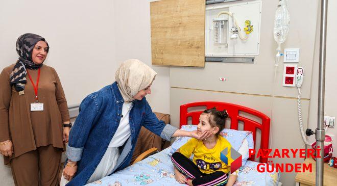 Şefkat Eli Hastane Koridorlarında: Zeynep Sözer’den Minik Yüreklere Moral Ziyareti