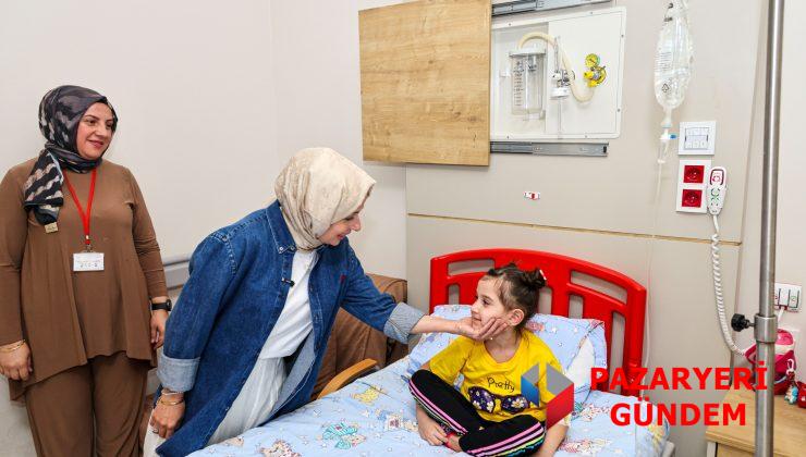Şefkat Eli Hastane Koridorlarında: Zeynep Sözer'den Minik Yüreklere Moral Ziyareti