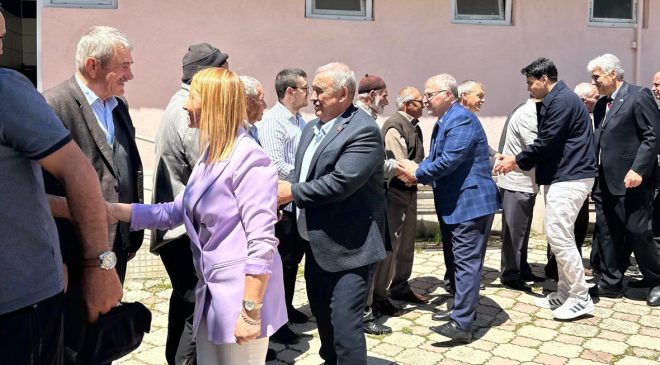 Pazaryeri’nde Bayram Coşkusu: Protokol Vatandaşlarla Bayramlaştı
