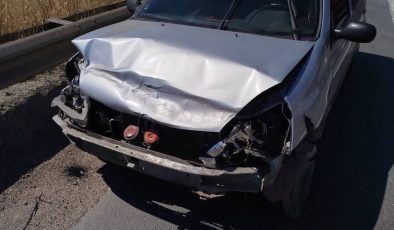DİREKSİYON BAŞINDA BAYGINLIK GEÇİREN SÜRÜCÜ REFÜJE ÇARPTI: 1 YARALI