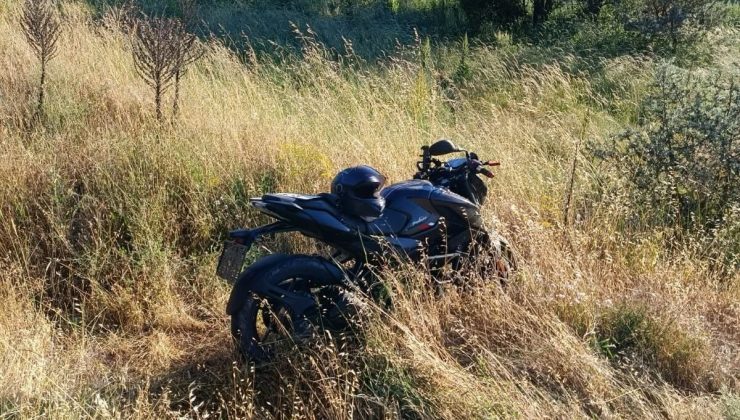 DİREKSİYON HÂKİMİYETİNİ KAYBEDEN MOTOSİKLET TARLAYA SAVRULDU: 1 YARALI