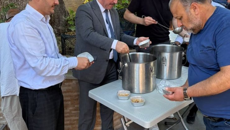İL MÜFTÜSÜ DİLEK KAZAN BAŞINA GEÇEREK AŞURE DAĞITTI