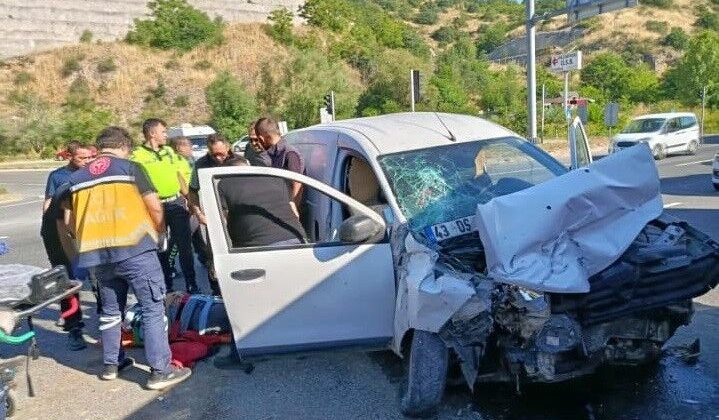 İŞÇİ SERVİSİ İLE HAFİF TİCARİ ARAÇ ÇARPIŞTI, 4 YARALI