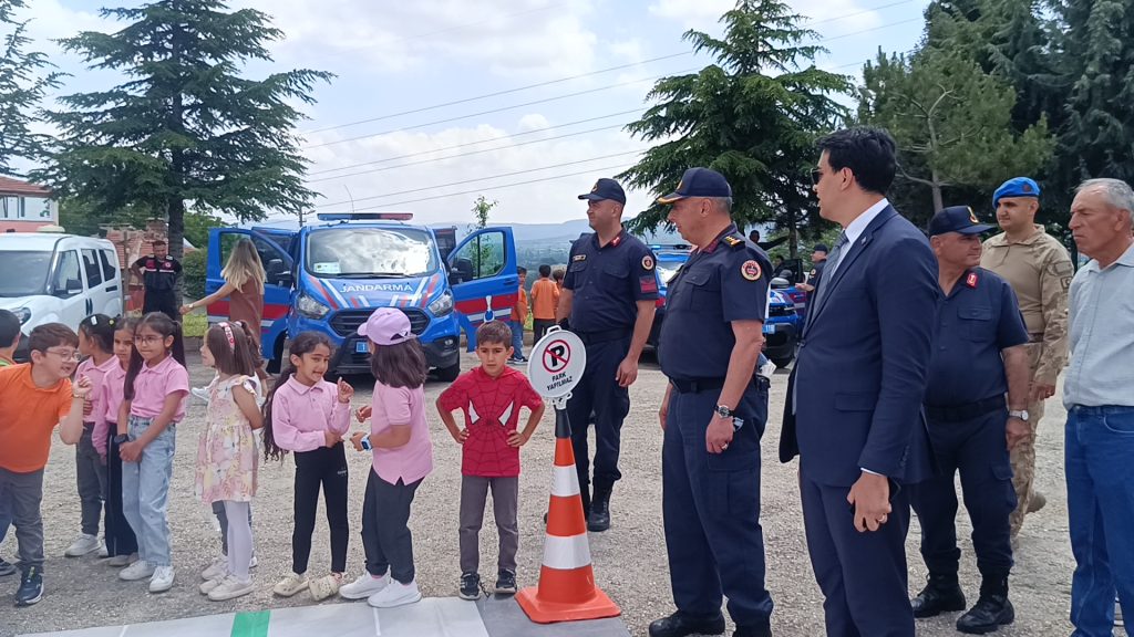 Jandarmanın Sirenleri Bu Kez Çocuklar İçin Çaldı