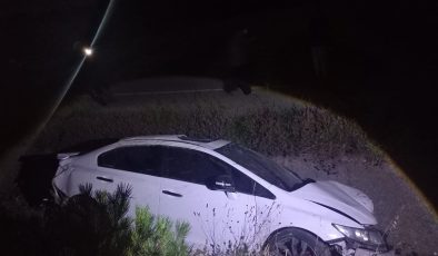 OTOMOBİL SU KANALINA DÜŞTÜ: 1’İ AĞIR 2 YARALI