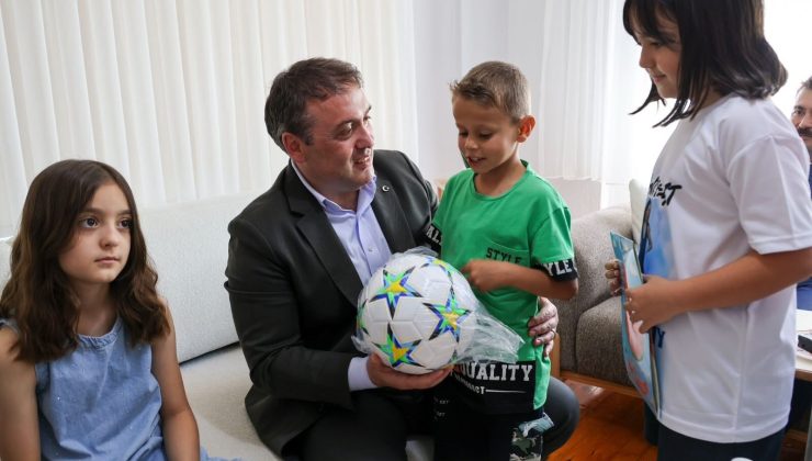 VALİ SÖZER, EVDE EĞİTİM GÖREN ÖĞRENCİLERİN KARNE SEVİNCİNE ORTAK OLDU