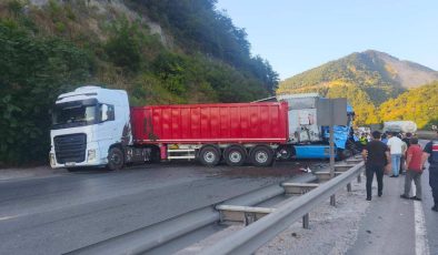 AYNI İSTİKAMETTE SEYREDEN 2 TIR ÇARPIŞTI, 1 KİŞİ YARALANDI