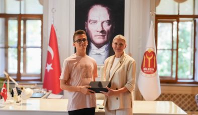 BAŞKAN SUBAŞI, YKS TÜRKİYE BİRİNCİSİ ABDULLAH USLU’YU BELEDİYEDE AĞIRLADI