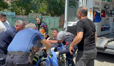 ÇATI YANGININA MÜDAHALE EDERKEN BİR ALT KATA DÜŞEN İTFAİYECİ YARALANDI