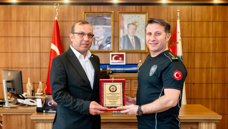 EMEKLİYE AYRILAN POLİS MEMURUNA VEDA PLAKETİ