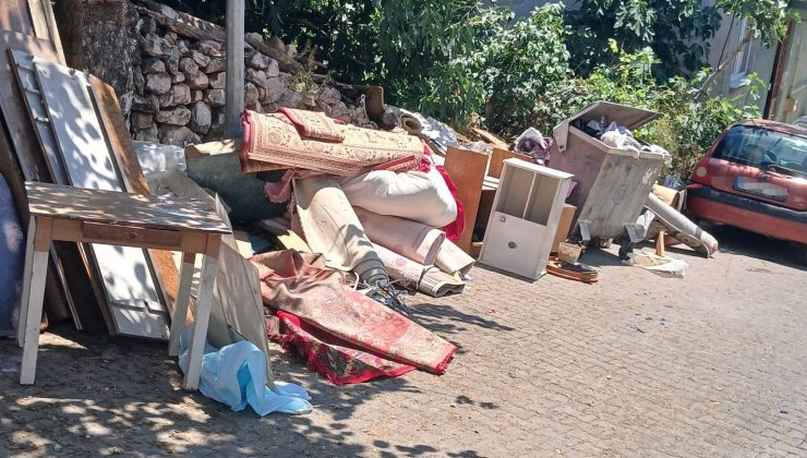 ÇÖPÜN KENARINA NE BULDULARSA BIRAKTILAR, MAHALLE SAKİNLERİNE MUHTAR İSYAN ETTİ