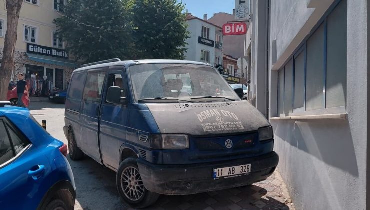 KALDIRIM ÜSTÜNE PARK EDEN ARAÇ YAYALARIN TEPKİLERİNE NEDEN OLUYOR