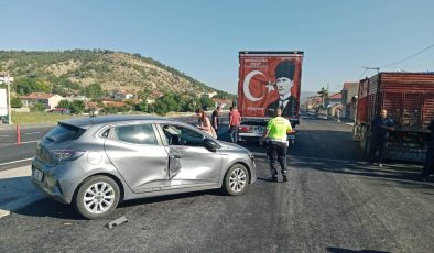 KAMYONET İLE OTOMOBİL ÇARPIŞTI: 1 YARALI