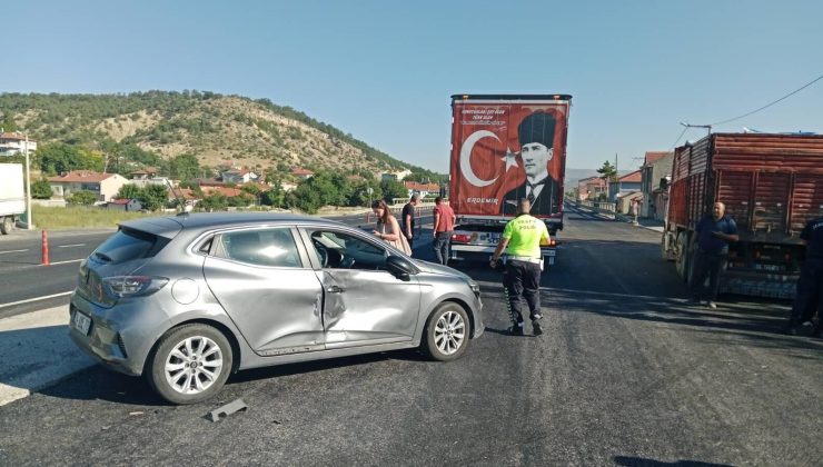 KAMYONET İLE OTOMOBİL ÇARPIŞTI: 1 YARALI