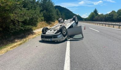 KONTROLDEN ÇIKAN OTOMOBİL TAKLA ATTI: 3 YARALI