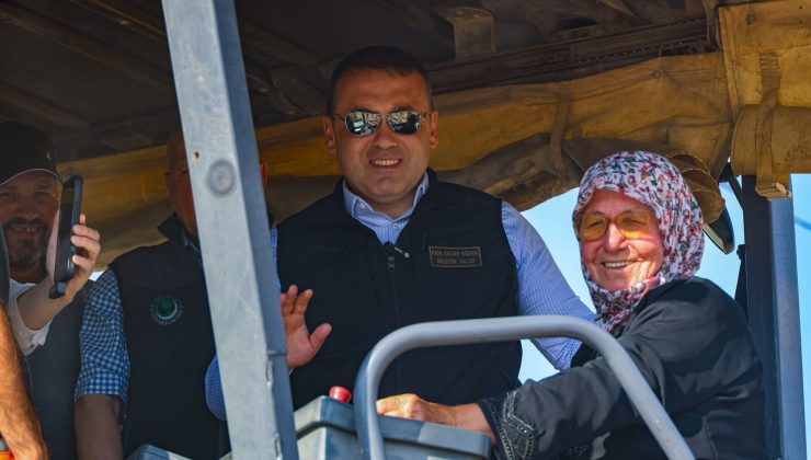 KÖYÜNÜN SICAK ASFALTINI 73 YAŞINDAKİ EMİNE TEYZE DÖKTÜ