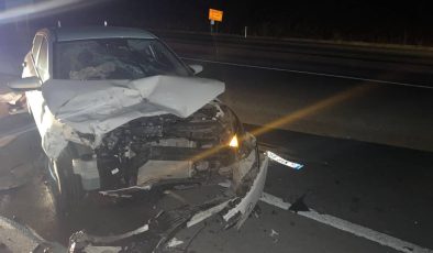 OTOMOBİL İLE TRAKTÖR ÇARPIŞTI: 1 YARALI