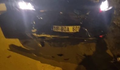 PARK HALİNDEKİ ARACA ÇARPAN OTOMOBİLDEKİ 2 KİŞİ YARALANDI