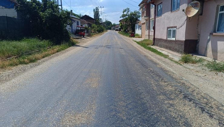 SICAKLIĞIN 35 DERECEYİ BULDUĞU BİLECİK’TE ASFALT ERİDİ