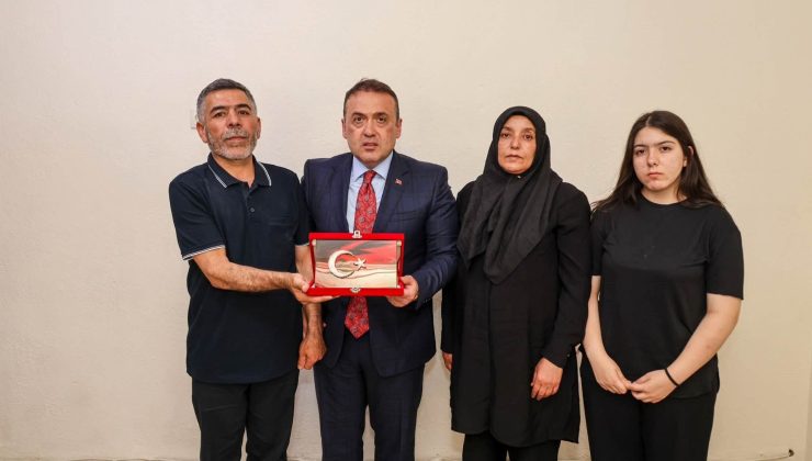 VALİ SÖZER, ŞEHİT ABDURRAHMAN HİLAL’İN AİLESİNİ ZİYARET ETTİ