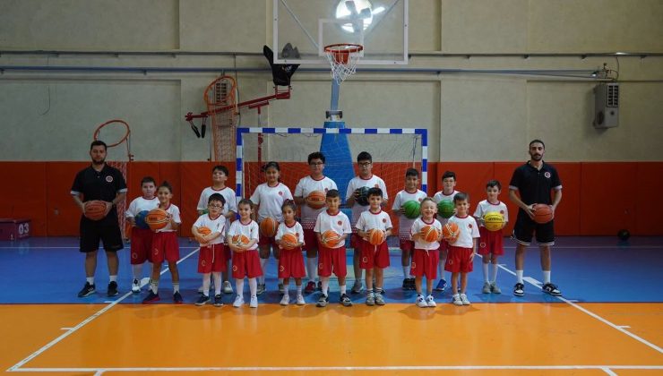 YAZ SPOR OKULLARINDA YÜZLERCE ÇOCUK KEYİFLİ VAKİT GEÇİRİYOR