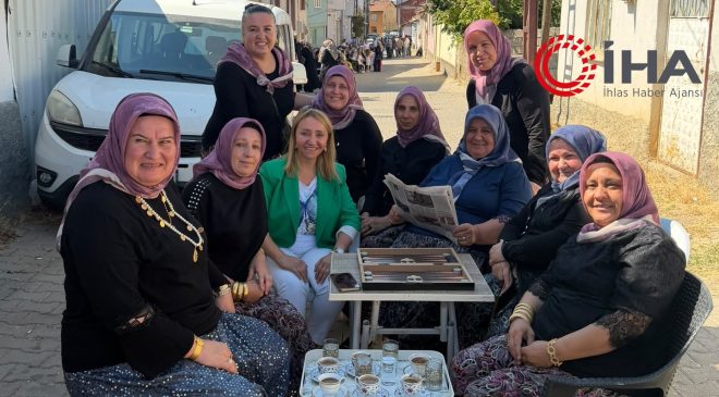 Gelin konvoyunun önünü kesen kadınlar yol ortasında tavla oynayıp, kahve içtiler