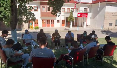 KORUMA ALTINDAKİ ÇOCUKLAR AÇIK HAVADA KİTAP OKUDU