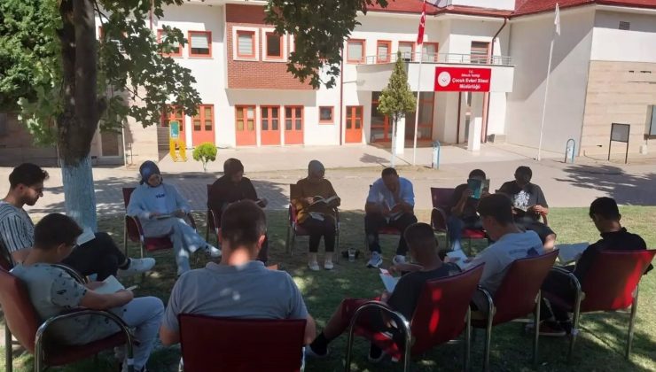 KORUMA ALTINDAKİ ÇOCUKLAR AÇIK HAVADA KİTAP OKUDU
