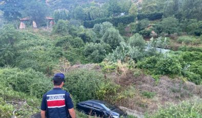OTOMOBİL DERE YATAĞINA UÇTU, SÜRÜCÜSÜ YARALANDI