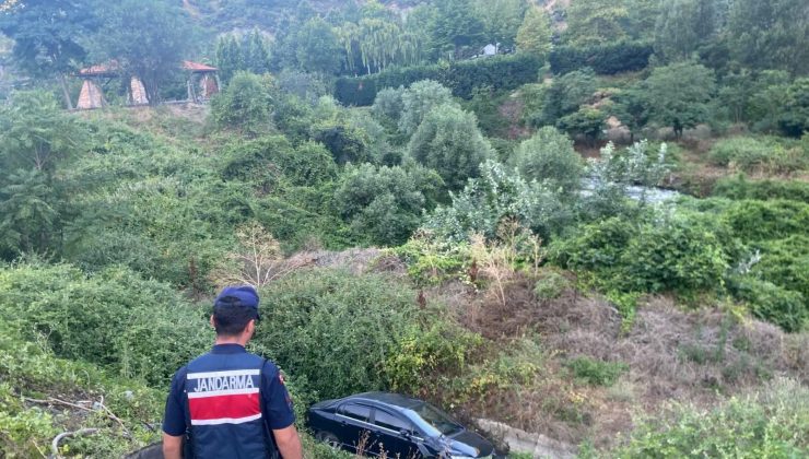 OTOMOBİL DERE YATAĞINA UÇTU, SÜRÜCÜSÜ YARALANDI